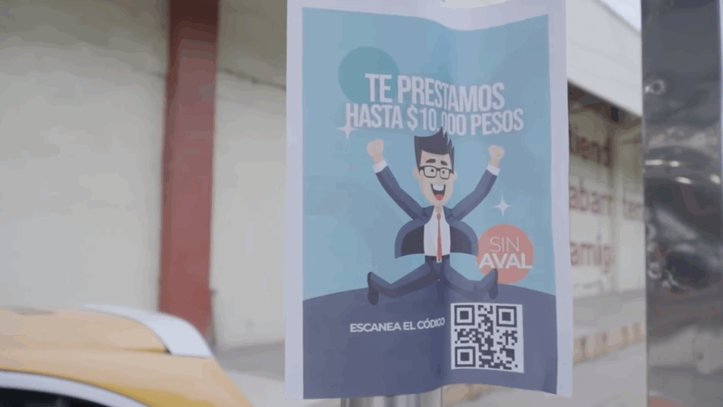 cartel de préstamo con código QR en vía pública de Tuxtla